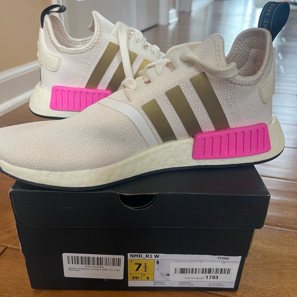 NWT Adidas tennis shoe